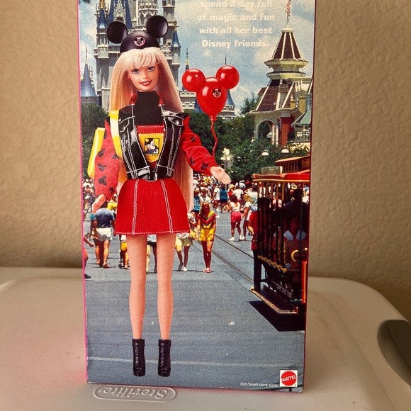 Disney Fun Barbie - 5th Edition - Picture 2 of 6